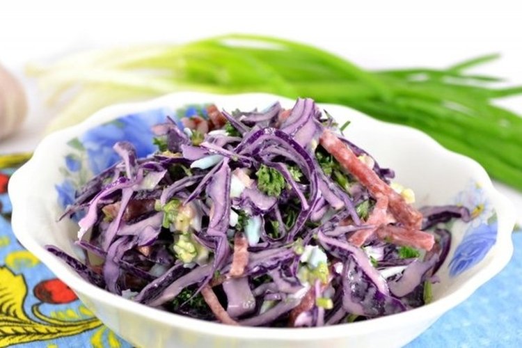 Салат с кириешками, краснокочанной капустой и колбасой