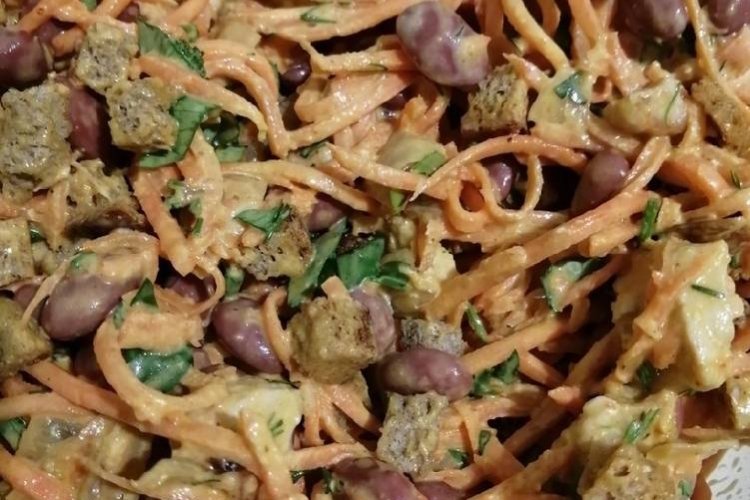 Салат из фасоли, куриных сердечек и кириешек