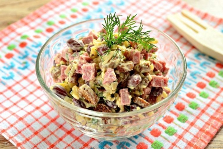Фасолевый салат с кириешками и колбасой