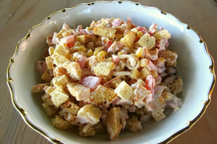 Праздничный салат с шампиньонами, кукурузой и кириешками