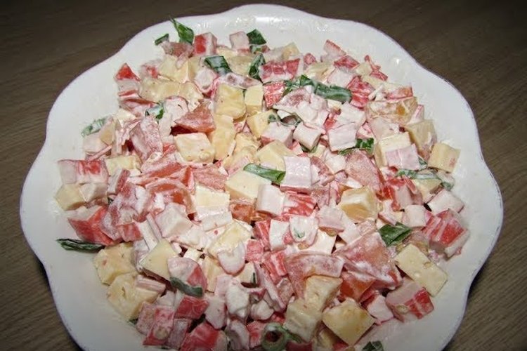 Салат с кириешками, крабовыми палочками и помидорами