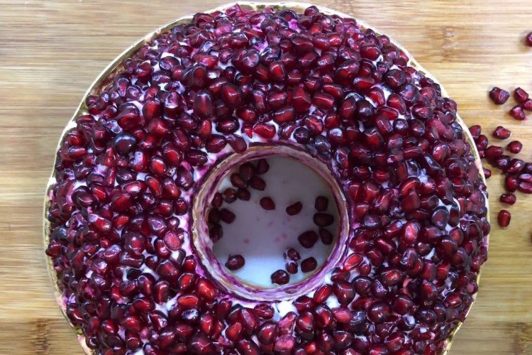 Салат «Гранатовый браслет» с говядиной и изюмом