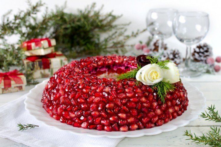 Салат «Гранатовый браслет» с крабовыми палочками и кукурузой