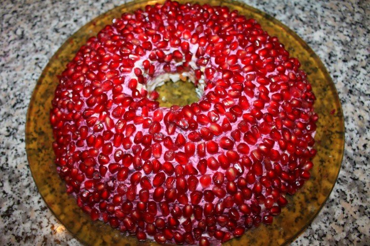 Салат «Гранатовый браслет» с орехами и перепелиными яйцами