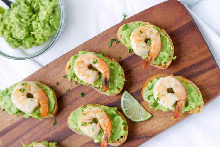Бутерброды с жареными креветками и авокадо