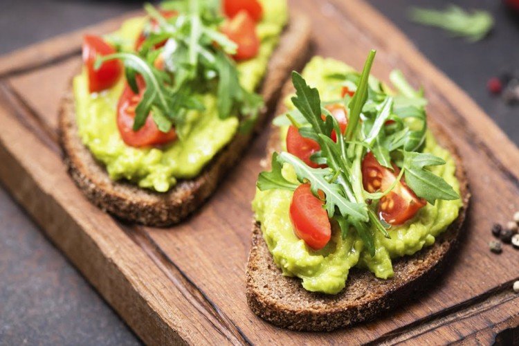 Бутерброды с авокадо, помидорами и рукколой