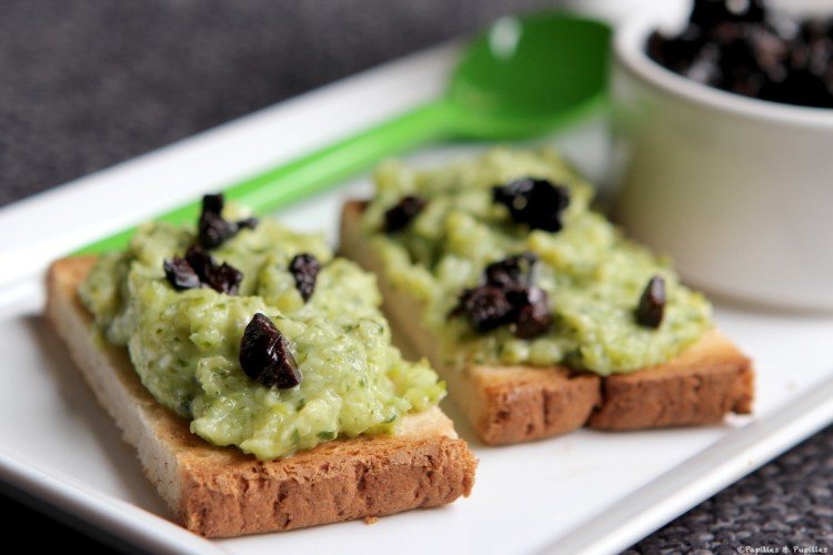 Бутерброды с авокадо и маслинами