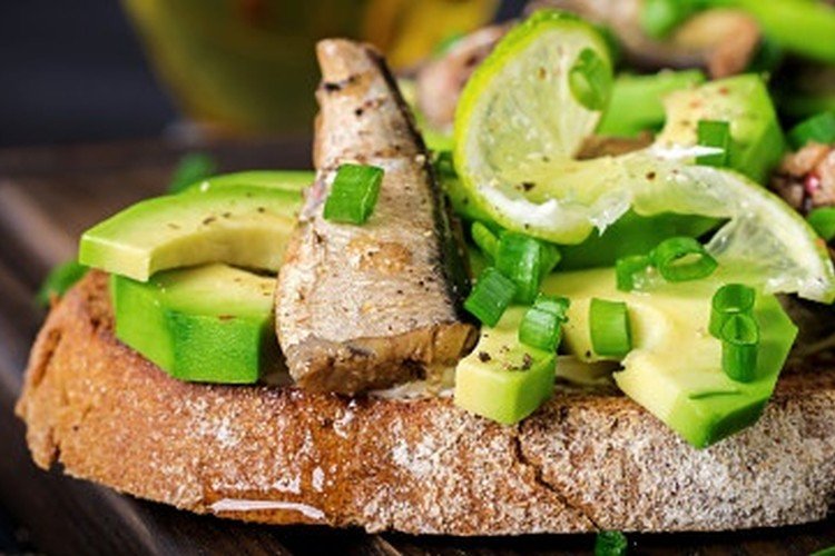 Бутерброды со шпротами и авокадо