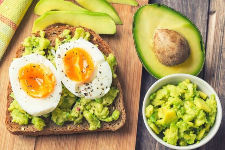 Бутерброды с авокадо и яйцом
