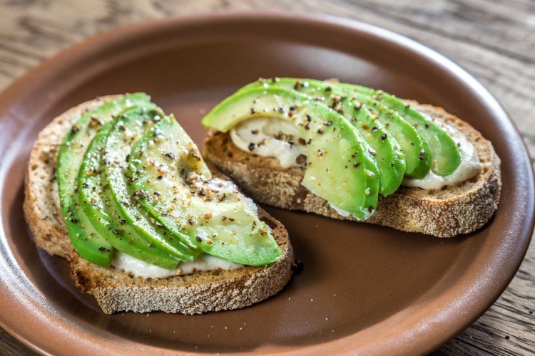Бутерброды с авокадо и творожным сыром