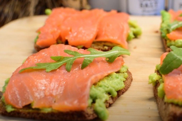 Бутерброды с красной рыбой и авокадо