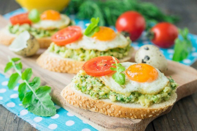 Бутерброды с авокадо, яйцом и помидорами
