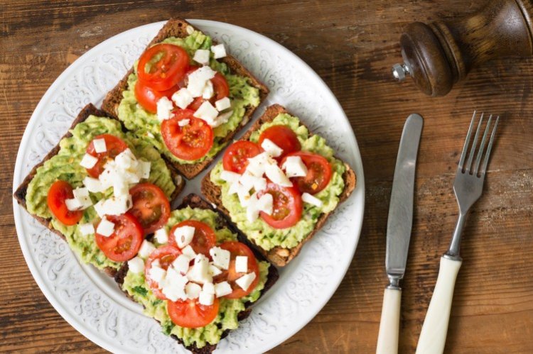 Бутерброды с авокадо, фетой и помидорами