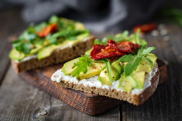 Бутерброды с вялеными томатами, авокадо и сливочным сыром
