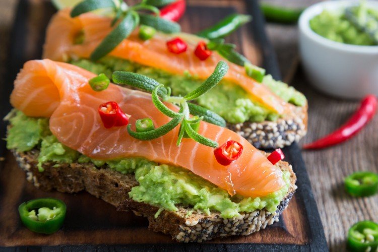 Бутерброды с авокадо, соленой семгой и огурцами