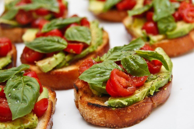 Бутерброды с авокадо, помидорами и базиликом