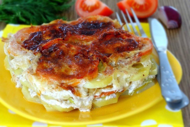Картофельный гратен с помидорами и болгарским перцем