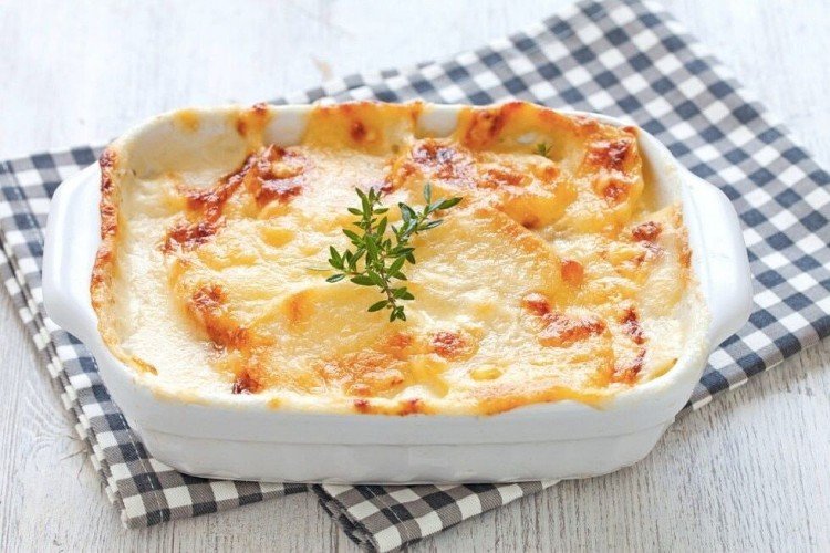 Картофельный гратен со сметаной