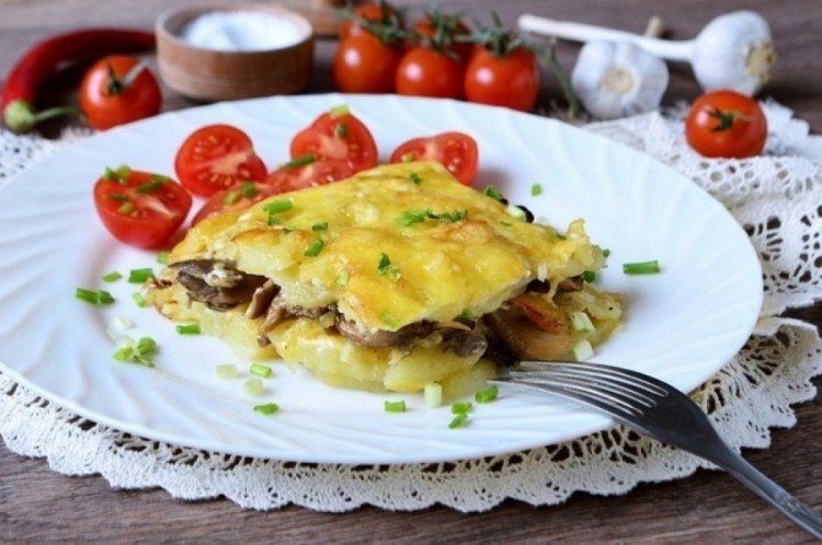 Гратен с картофелем, говядиной и шампиньонами