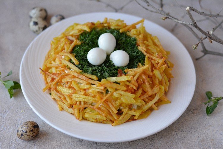 Слоеный салат «Гнездо глухаря»