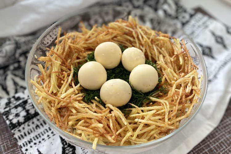 Салат «Гнездо глухаря» с курицей и морковью