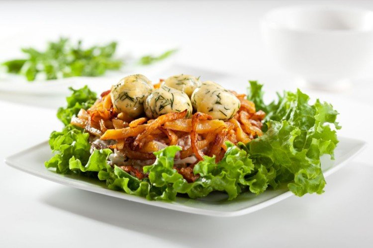 Салат «Гнездо глухаря» с курицей, чипсами и сырными шариками