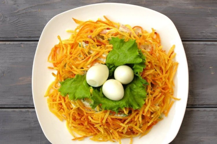 Салат «Гнездо глухаря» с копченой курицей и жареными грибами