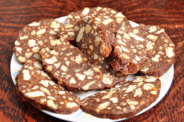 Шоколадная колбаса с арахисовой пастой