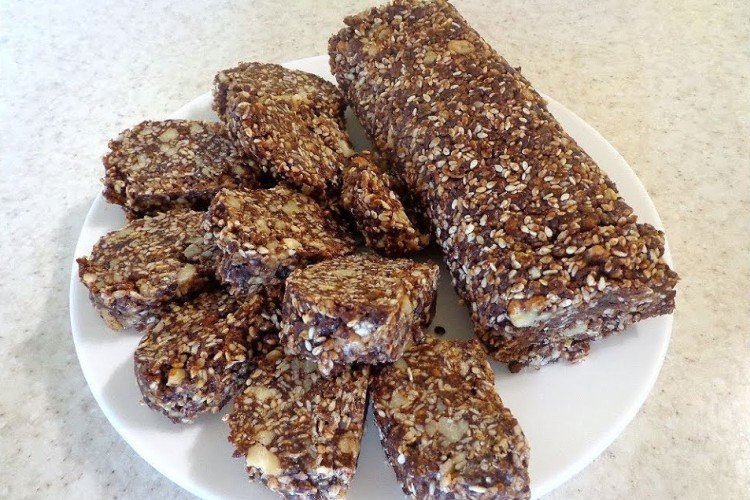 Шоколадная колбаса с кунжутом и медом