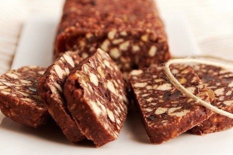 Шоколадная колбаса с изюмом и халвой