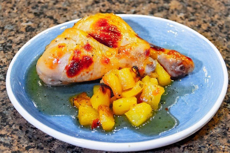 Куриные ножки, жаренные с ананасами