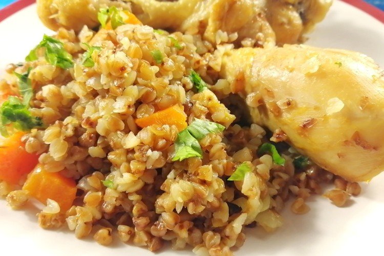 Куриные ножки с гречкой на сковороде