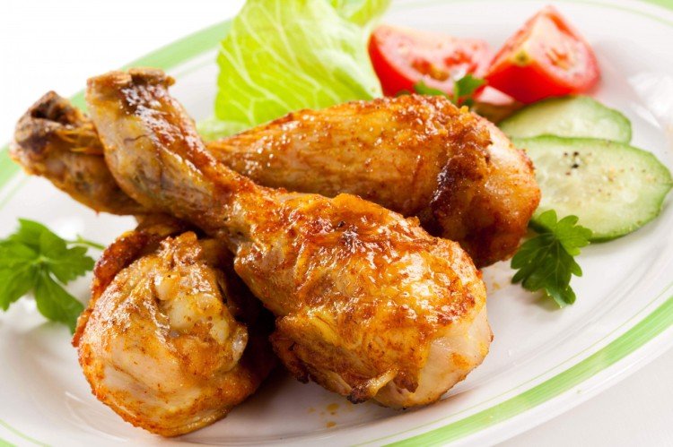 Куриные ножки с луком и вином на сковороде