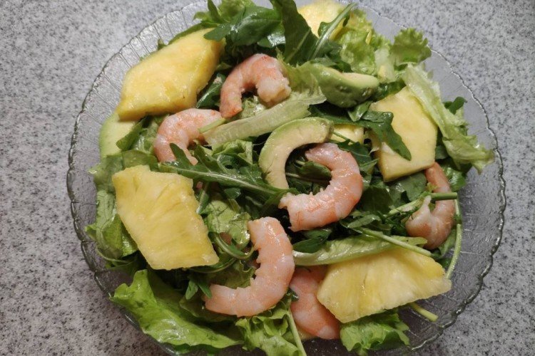Салат с ананасом, креветками и авокадо