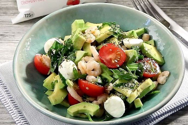 Салат с креветками, помидорами, моцареллой и авокадо