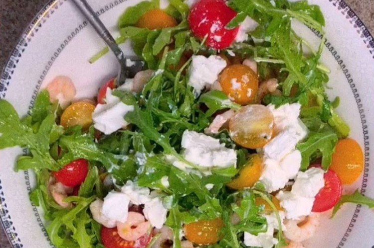 Легкий салат с креветками, авокадо, рукколой и сыром фета