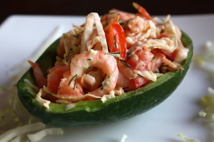 Салат из пекинской капусты, авокадо и креветок
