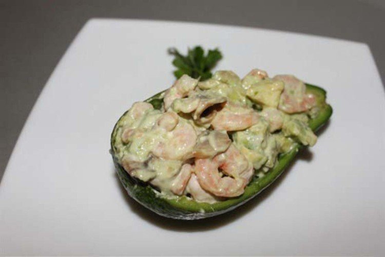 Салат с авокадо, креветками и маринованными шампиньонами