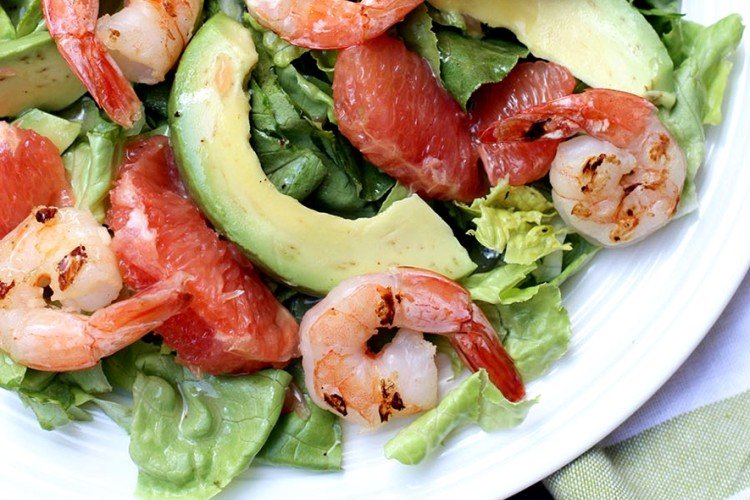 Салат с креветками, авокадо и грейпфрутом
