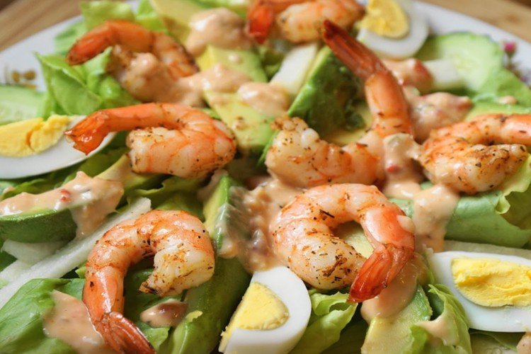 Салат с авокадо, креветками и перепелиными яйцами