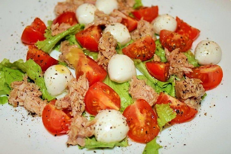 Салат с тунцом, помидорами и моцареллой