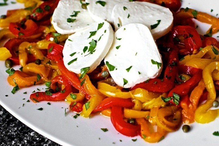 Салат с помидорами, моцареллой и запеченным болгарским перцем