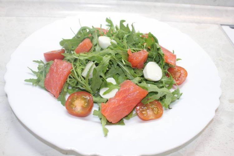 Салат с семгой, моцареллой, помидорами и рукколой