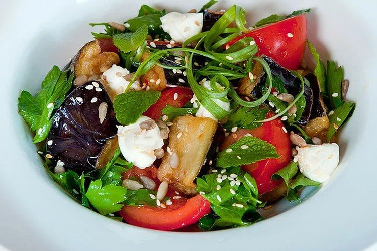 Салат с помидорами, моцареллой и кедровыми орешками