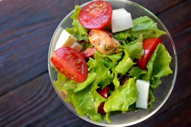 Аппетитный салат с мидиями, помидорами и моцареллой