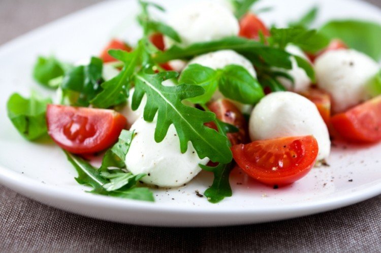Салат с моцареллой, маслинами, помидорами и рукколой