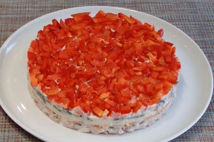 Салат с копченой курицей, ананасами и болгарским перцем