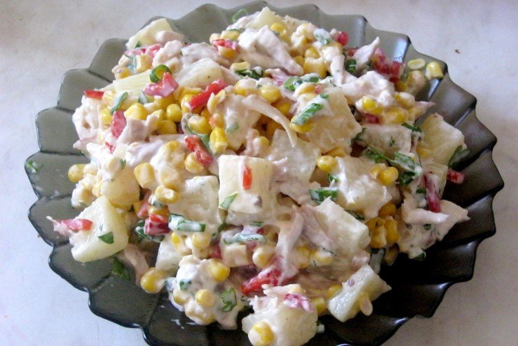 Салат с копченой курицей, ананасами, яблоком и оливками