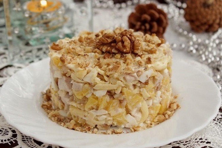 Салат с копченой курицей, орехами и ананасом