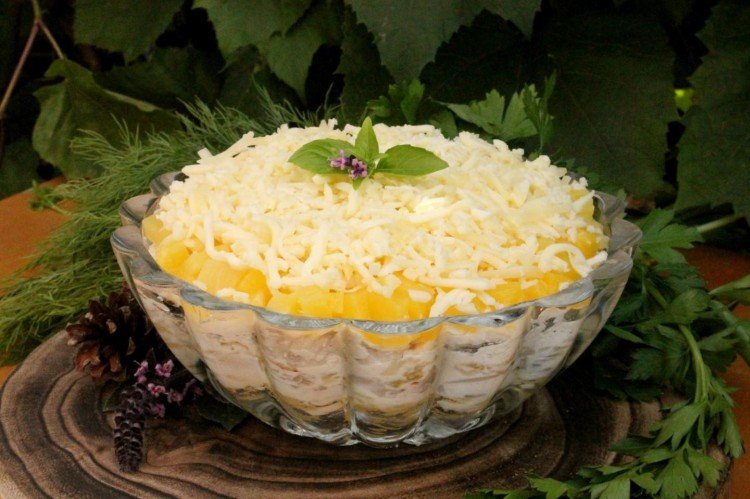 Слоеный салат с шампиньонами, копченой курицей и ананасами